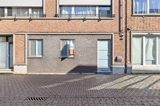<strong>Volledig gerenoveerd gelijkvloers appartement met privatief terras in het hart van Kruibeke.</strong><br /><br />Op zoek naar een instapklaar appartement waar comfort, ruimte en privacy centraal staan? Dit volledig gerenoveerde gelijkvloerse appartement in de Ambachtstraat 25A in Kruibeke combineert een aangename woonomgeving met een praktische indeling en een uitstekende ligging vlak bij de dorpskern.<br /><br />Bij het binnenkomen ontdek je een ruime en lichtrijke leefruimte met open keuken, waar gezelligheid en functionaliteit hand in hand gaan.<br />Het appartement beschikt over <strong>twee volwaardige slaapkamers</strong>, een badkamer, een ruime berging en een apart toilet.<br />Een absolute troef is het aangename terras, waar <strong>privacy vooropstaat</strong>.<br />Ook de locatie is een grote troef. Je woont op korte afstand van de dorpskern van Kruibeke, met winkels, dagelijkse voorzieningen en horecazaken in de buurt. Zo combineer je rustig wonen met het gemak van alles binnen handbereik.<br />Ook de ruimere omgeving van Kruibeke biedt mogelijkheden om erop uit te trekken. De Polders van Kruibeke zijn een mooie troef voor wie graag wandelt of fietst in een groene omgeving.<br /><br />Op technisch vlak scoort dit appartement zeer goed: het beschikt over een <strong>conforme elektrische keuring, asbestveilig en een gunstige EPC-score</strong>.<br /><br />Wens je meer info of een bezoek ter plaatse? contacteer Peggy: 0478/37.00.82 of peggy@berno.be
