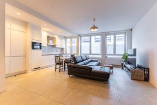 Op zoek naar een instapklare studio op een toplocatie? Deze moderne studio bevindt zich in het bruisende centrum van Antwerpen, op wandelafstand van winkels, gezellige cafés, restaurants en openbaar vervoer.<br /><br />De studio biedt een lichtrijke leefruimte met een moderne open keuken. De keuken is volledig uitgerust en sluit naadloos aan op de woon- en slaapruimte. De badkamer beschikt over een stijlvolle inloopdouche, lavabo, toilet en aansluiting wasmachine.<br /><br />De gemeenschappelijke kosten bedragen €30 per maand. Deze omvatten: onderhoud lift en minuterie gemeenschappelijke delen.<br /><br />Troeven:<br />•Topligging in het centrum<br />•Instapklaar<br />•Energiezuinig<br />•Lage algemene kosten<br />•Beschikbaarheid: 01/05/2026