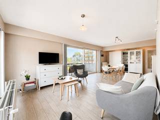 <div>
<div>
<section>
<div>
<div>
<div>
<div>
<div>
<div>
<p><strong>Appartement prêt à emménager avec garage privé à proximité de la mer et du centre-ville</strong></p>
<p>Dans la Résidence « Solaris » à <span><span>De Panne</span></span>, vous trouverez cet appartement lumineux et parfaitement entretenu, situé à quelques pas de la plage et du centre-ville. Idéal comme résidence secondaire ou investissement.</p>
<p><strong>Composition :</strong> hall d’entrée avec toilettes séparées, spacieux séjour bénéficiant d’une belle luminosité naturelle, cuisine, terrasse ensoleillée, 1 chambre, salle de bains avec douche et lavabo, débarras pratique ainsi qu’un lit escamotable intégré dans le séjour.</p>
<p><strong>Atout supplémentaire :</strong> garage privatif inclus.</p>
<p><strong>Vente au prix sur demande</strong> – toute offre sera soumise au vendeur.</p>
<p><strong>Intéressé(e) ?</strong> Contactez Frank Verschoore au 0484 74 44 59 pour plus d’informations ou pour organiser une visite.</p>
</div>
</div>
</div>
</div>
<div></div>
<div>
<div></div>
</div>
</div>
</div>
</section>
</div>
</div>
<div></div>