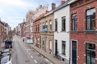 <p>Deze <strong>eengezinswoning</strong> is gelegen in één van de <strong>meest gegeerde straten</strong> in het centrum van Leuven. De ligging is een absolute meerwaarde: op wandelafstand van het stadspark, universiteiten, winkels, horeca, culturele voorzieningen en openbaar vervoer, en toch met een aangenaam residentieel karakter.<br /><br />De woning onderging <strong>een grondige totaalrenovatie</strong>, waarbij het <strong>hoofdgebouw volledig werd vernieuwd en afgewerkt</strong>. Zo werden onder meer de ramen vervangen, het dak gerenoveerd en geïsoleerd en werden keuken, badkamer, vloeren en afwerkingen vernieuwd. De ruime slaapkamers beschikken telkens een eigen lavabo. <span> </span>Ook de verwarmingsinstallatie en sanitaire voorzieningen werden aangepakt, waardoor het hoofdgebouw vandaag <strong>instapklaar</strong> is.<br /><br />Daarnaast beschikt de woning over een <strong>achterbouw</strong> dat reeds werd meegenomen in de renovatie, maar nog <strong>enkele verdere afwerkingen vereist</strong>. Dit biedt een interessante opportuniteit om extra ruimte te creëren of het geheel verder af te stemmen op eigen noden of doeleinden.<br /><br />De combinatie van de <strong>uitstekende centrumligging</strong>, de vernieuwde staat van het hoofdgebouw en het <strong>aanwezige uitbreidings- of optimalisatiepotentieel</strong> maakt van deze woning een aantrekkelijke en <strong>waardevaste investering</strong> in het hart van Leuven.<br /><br />Interesse in deze stadswoning op toplocatie?<br /><br />Contacteer ons vandaag nog voor meer informatie of een bezoek ter plaatse.</p>