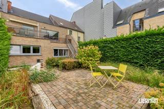 -- Bezoekmoment enkel op afspraak --<br />
<p>Deze bel-etagewoning is gelegen in het centrum van Erembodegem, middenin het handelscentrum met alle winkels, scholen, openbaar vervoer en alle dagelijkse voorzieningen. Het station van Erembodegem - met een vlotte verbinding richting Aalst, Brussel en Gent - bevindt zich letterlijk op 10m van de woning. Ook vlakbij zijn het natuurgebied 'Gerstjens' en sportcentrum Schotte, ideaal voor uw wekelijkse portie groen, recreatie en sport.</p>
<p>De woning werd voorheen gebruikt als woning met tandartspraktijk en biedt daardoor verschillende mogelijkheden. Dankzij de indeling en de aparte ruimtes is het pand bijzonder geschikt voor wie wonen en werken wil combineren, maar ook voor een vrije beroepsactiviteit, praktijkruimte of een vorm van kangoeroewonen. Mits de nodige aanpassingen kan de woning dus afgestemd worden op verschillende woon- en werkconcepten.</p>
<p>Een bijkomende troef is de garage, wat in deze centrale ligging een aanzienlijk voordeel is. Achteraan beschikt de woning bovendien over een tuin, een aangename buitenruimte die extra wooncomfort biedt.</p>
<p>De centrale ligging in Erembodegem maakt deze woning interessant voor wie een goede bereikbaarheid wil combineren met de nabijheid van winkels, scholen, station en andere voorzieningen. Dankzij de bestaande indeling en de ruime gebruiksmogelijkheden biedt deze woning bovendien de kans om ze volledig naar eigen behoeften in te richten.<br /><br />Regel snel uw bezoek via 053 / 89 99 66 of info@immolierman.be</p>