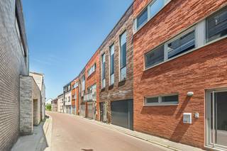 Deze instapklare energiezuinige gezinswoning heeft een leuke zonnige tuin en is ideaal gelegen in Heverlee, op wandelafstand van scholen, winkels en in de nabijheid van Heverlee-bos, Imec en UZ Gasthuisberg. EPC label A (score 45), ventilatiesysteem C en 12 zonnepanelen (3960 Wp) zorgen voor een zeer laag energieverbruik !<br /><br />Het gelijkvloers omvat een grote inkomhall, aparte wasplaats alsook een enorm grote garage (+/- 40m²) met sectionaalpoort. Tevens een zonnig aangelegd terras in bangkirai en diepe verzorgde tuin. Op het 1ste verdiep bevindt zich een hal met toilet, een ruime L-vormige leefruimte met half-open ingerichte keuken en aparte berging. Via het terras aan de leefruimte geraak je ook makkelijk via de trap in de tuin. Het 1ste verdiep omvat een nachthall met toilet, 3 slaapkamers en ingerichte badkamer met douche en ligbad.<br /><br />Voor meer info of bezoek, kan u me bereiken via vincent@immojanstas.be of op 0477 284876.<br />Bijkomende info (EPC, vastgoedinfo, bodemattest, ,,... ) kan u hieronder downloaden ↓