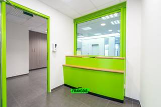 Deze kantoorruimte is het ideale pand voor wie opzoek is om wonen - en werken te combineren en kan u terugvinden in Bambrugge - Erpe-Mere.Dit pand is...