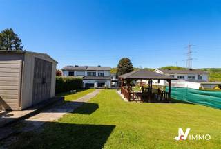 <p><span>Composition</span><span> :</span></p><p><span>Caves : garage : 23,58 m² avec allée carrelée , local chaufferie : 14.46 m², cave : 18 m²</span></p><p><span>Rez-de-Chaussée : Hall d'entrée : 8,1 m² avec WC indépendant, cuisine équipée : 7 m², living : 38,88 m²</span></p><p><span>Étage 1 : hall de nuit : 2 m², 3 chambres : 11,08 / 9,17 / 6,31 m², salle de douche : 3,45 m².</span></p><p><span>Grenier : grenier de rangement</span></p><p><span>Terrasse : +/- 50 m², carrelée avec tente solaire, multiples prises et luminaires extérieurs</span></p><p><span> </span></p><p><span>Équipements</span><span> :</span></p><p><span>Chauffage : central gaz (Viessman de 2020) + poêle pellet </span></p><p><span>Électricité : Bi-Horaire (220v)</span></p><p><span>Châssis : PVC, O/B (2001) + volets</span></p><p><span>Toiture : Ardoises artificielles, toiture plate (+/-10ans)</span></p><p><span>Cuisine : équipée et meublée : double évier, frigo, congélateur four, cuisine gaz, hotte, lave-vaisselle </span></p><p><span>Sanitaires : 1 douche, 1 meuble lavabo, 1 WC.</span></p><p><span>Matériaux : Carrelage et vinyle</span></p><p><span> </span></p><p><span>Raccordements</span><span> :</span></p><p><span>Égout : Oui</span></p><p><span>Eau : Oui</span></p><p><span>Gaz :Oui</span></p><p><span>Électricité : Oui</span></p><p><span>Téléphone : Oui</span></p><p><span>Télédistribution : Oui</span></p><p><span> </span></p><p><span>Document remis à titre indicatif, non contractuel, sous réserve de modifications</span></p><p><span> </span></p>