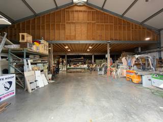 Dit bedrijfsgebouw, bestaande uit een ruime loods met een ingebouwde loft, beschikt over een totale oppervlakte van ca. 325 m² en is gelegen op een ruim perceel van maar liefst 2.508 m².<br />Het pand bevindt zich op een boogscheut van het centrum van Sleidinge en Evergem, in een ambachtelijke zone. Dankzij de nabijheid van de R4 Gent-Zelzate is het bedrijfsgebouw bovendien vlot bereikbaar vanuit Gent en de omliggende gemeenten.<br />Het gebouw dateert van 2014 en werd opgetrokken met een duurzame staalstructuur en geïsoleerde sandwichpanelen.<br /><br />Stedenbouwkundige inlichtingen: Vergunning uitgereikt, gelegen in gebied voor ambachtelijke bedrijven en kleine en middelgrote ondernemingen, geen rechterlijke herstelmaatregel of bestuurlijke maatregel opgelegd, geen recht van voorkoop van toepassing en niet gelegen in een risicozone voor overstromingen. P-score: A, G-score: A.<br /><br />Heeft u interesse in dit bedrijfsgebouw of wenst u meer informatie? Neem dan gerust contact op met Henry Van Tornhout – KMO Vastgoed via +32 474 13 37 93 of henry@kmovastgoed.be voor meer informatie of het inplannen van een bezichtiging.<br />