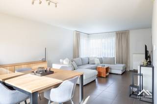 Deze lichtrijke en moderne halfopen bebouwing is gelegen in een rustige woonwijk in Lochristi en biedt een aangename combinatie van ruimte, comfort en een praktische indeling. Via de inkom- en traphal met apart toilet kom je in de open leefruimte, waar de keuken mooi aansluit op de eet- en zithoek en uitkijkt op de tuin. Aansluitend bevindt zich een ruime berging, ideaal voor extra opslag en praktisch dagelijks gebruik. Op de verdieping zijn er drie slaapkamers en een badkamer uitgerust met een dubbele lavabo, toilet en bad met douchefunctie. De extra grote zolder biedt bovendien heel wat bijkomende bergruimte en kan, afhankelijk van de mogelijkheden en wensen, verder worden benut. Buiten beschikt de woning over een carport met aparte fietsenstalling, een terras aansluitend aan de woning en een mooi aangelegde, onderhoudsvriendelijke tuin. Ideale woning voor wie zoekt naar een moderne, lichtrijke gezinswoning met drie slaapkamers, veel bergruimte en een aangename tuin in een rustige woonomgeving in Lochristi. Inschrijven via mail naar tommy@immo-home.be, geen telefonische inschrijvingen! Volg ons op Fb en Insta. Voor meer info: www.immo-home.be. GRATIS SCHATTING & GRATIS FINANCIEEL ADVIES