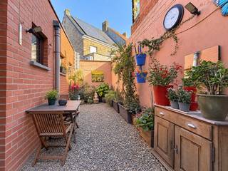 Centraal gelegen, op te knappen stadswoning met veel potentieel te Nieuwpoort-Stad, op korte afstand van de Kaai en de Grote Markt.<br />De woning omvat een ruime inkomhal, een apart toilet, een badkamer met ligbad en enkele wastafel, een gezellige woonkamer en een afzonderlijke keuken met eethoek en een stadskoer. Verder beschikt het gelijkvloers over een wasplaats/berging. Op de eerste verdieping bevinden zich drie slaapkamers en een apart toilet. De tweede verdieping biedt een ruime zolder met verdere inrichtingsmogelijkheden. Daarnaast is er een grote kelder aanwezig.<br />Er worden op heden energetische verbeteringswerken uitgevoerd, waaronder de plaatsing van zonnepanelen, thuisbatterij en een warmtepomp. Volgens de EPC-simulatie zou de woning hierdoor een EPC-label C behalen.<br />Een interessante opportuniteit voor wie op zoek is naar een woning met mogelijkheden, zowel als vaste woonst, tweede verblijf of investering.<br /><em>Enkele foto's in deze publicatie werden digitaal opgeruimd en kunnen afwijken van de werkelijkheid. </em>
