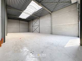 Nieuwbouw KMO-unit met een oppervlakte van 270m². Perfect gelegen op slechts 500m van de N9 en een vlotte verbinding naar de expressweg!<br /><br /><u><strong>Bijzonderheden:</strong></u><br />- Onmiddellijk beschikbaar bij akte!<br />- 6m VRIJE hoogte.<br />- Automatische sectionaalpoort + afzonderlijke toegangsdeur.<br />- Lichtstraat met rookluiken.<br />- Regenwaterpomp aanwezig.<br />- Zekeringkast aanwezig.<br />- Voldoende manoevreerruimte.<br />- Opslagruimte geschikt voor verschillende doeleinden.<br />- Polybetonvloer.<br />- Casco.<br />- Kleinere en grotere oppervlaktes beschikbaar.<br />- Inrichten van kantoorruimte is mogelijk dankzij de ramen.<br />- Tevens INTERESSANT als belegging!<br />- Mogelijkheid tot aankoop van parking.<br /><br />De loods maakt deel uit van het gloednieuwe project 'ZONE CENTRUM'. Zeer geschikt voor eigen gebruik en INTERESSANT als belegging! Aarzel niet ons te contacteren voor verdere info en/of een bezoek ter plaatse: 050/70 01 02 - nicolas@centro.be.