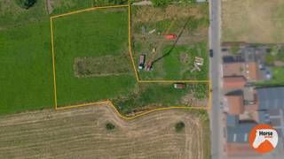 <p>STEENHUIZE - WIJNHUIZE - Ruime bouwgrond met achterliggende weide van 4.238 m² in landelijk Steenhuize-Wijnhuize<br /><br />Deze uitzonderlijke bouwgrond met achterliggende weide (lot 1B) heeft een totale oppervlakte van maar liefst 42a 38ca en is gelegen in het rustige en landelijke Steenhuize-Wijnhuize. <br /><br />De grond is vlak gelegen en beschikt over een straatbreedte van 16,60 meter (loten 6 en 6A volgens het bijgevoegde plan). Als laatste bouwperceel aan deze zijde van de straat geniet u van een blijvend open en landelijk uitzicht, zowel achteraan als langs de zijkant van de toekomstige woning.<br /><br />Het perceel is deels gelegen in woongebied met landelijk karakter en deels in agrarisch gebied, wat zorgt voor een groene en rustige omgeving met tal van mogelijkheden.<br /><br />Bent u op zoek naar de ideale locatie voor het realiseren van uw droomwoning? Of wenst u een ruime bouwgrond voor een open bebouwing met een prachtig uitzicht en voldoende ruimte voor het houden van dieren of paarden? Dan is dit perceel absoluut een bezoek waard.<br /><br />Gronden van deze omvang en met dergelijke ligging zijn uiterst zeldzaam op de markt. Wacht niet te lang en ontdek zelf de vele troeven van dit unieke aanbod.<br /><br />Voor meer info of bouwvoorschriften 053/60.65.60.<br /><br />Belangrijkste bouwvoorschriften:<br />- Voorbouwlijn op ca. 13 m achter de voorste perceelgrens<br />- Max. voorgevelbreedte: 10,60 m, met een bouwvrije strook van 3 m langs beide zijden<br /><br />Afwerking mogelijk met:<br />- Hellend dak (max. 45° helling, kroonlijsthoogte max. 6,60 m)<br />- Plat dak (max. hoogte 6,6 m)<br /><br />Maximale bouwdiepte:<br />- Gelijkvloers: 15 m<br />- Verdieping: 12 m</p>