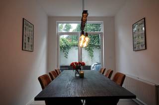 Wonen op een toplocatie in Antwerpen-Zuid, met alle voorzieningen vlakbij?<br /><br />Dit instapklare gelijkvloerse appartement combineert comfort, een praktische indeling en een gezellige buitenruimte.<br />Het appartement werd gerenoveerd in 2018 en geniet van een aangename lichtinval. De leefruimte sluit aan op een gezellig terras van ongeveer 8 m².<br />Verder beschikt het appartement over twee volwaardige slaapkamers, een badkamer, een apart toilet en een privatieve kelderberging.<br />Ook de ligging is een grote troef. Je woont vlak bij het bruisende Zuid, met winkels, een bakker, scholen, cafés, restaurants en parken in de buurt.<br />Dankzij station Antwerpen-Zuid en verschillende tramverbindingen verplaats je je bovendien vlot in en rond de stad.<br />De buurt is bovendien volop in ontwikkeling.<br />Met de komst van het toekomstige Pomppark en de verdere vernieuwing van de omgeving kies je voor een buurt die vandaag al aangenaam is en de komende jaren alleen maar verder zal evolueren.<br /><br />Benieuwd of dit appartement iets voor jou is?<br />Maak dan een afspraak voor één van de kijkdagen op:<br /><br />- Zaterdag & zondag 19/09 en 20/09<br />- Zaterdag & zondag 26/09 en 27/09<br /><br />Dit kan je doen via<br />- mail: verkoop_lange.elzenstraat@outlook.be<br />- Telefoon: +32 476 36 36 78: