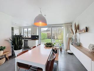 Deze woning is gelegen in de gegeerde wijk Ter Hagen in Merelbeke. De buurt staat bekend om zijn afgeschermde, zeer rustige karakter, waardoor u...