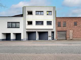 <p><span>Appartement complètement rénové.</span></p><p><span>Comprenant: hall d'entrée, débarras, wc, living avec cuisine équipée et terrasse. </span></p><p><span>Hall de nuit, salle de bain, 1 chambre et un bureau/dressing.</span></p><p><span>Disponible à partir du 01/08/2026. 45€ charges communes.</span></p><p><span>Dans le centre de Lembeek près de transport en commun et commerces.</span></p><p><span> </span></p>
