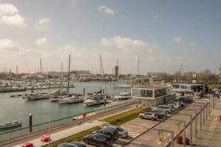 Res. Wielingen. Dit appartement biedt u een zonnige leefruimte met een prachtig open zicht over de jachthaven van Zeebrugge. Praktische...