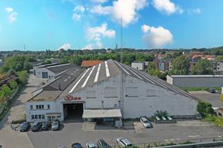 Aan de Wiedauwkaai te Gent komt begin 2027 een ruim en instapklaar magazijn van <strong>3.900 m² </strong>te huur. Dankzij de <strong>nokhoogte van 14 meter</strong> is het pand uitermate geschikt voor opslag en logistieke activiteiten.<br />Het magazijn verkeert in een goede staat en is in principe <strong>onmiddellijk inzetbaar voor opslag.</strong> Daarnaast staat de eigenaar open voor overleg omtrent eventuele <strong>verfraaiings- en aanpassingswerken, afhankelijk van de noden van de huurder.</strong><br /><br />Indien er behoefte is aan <strong>extra opslagruimte of kantoorruimte</strong>, kan dit besproken en geïntegreerd worden, wat dit pand ook interessant maakt voor bedrijven die op zoek zijn naar een oplossing op maat.<br /><br /><em><u><strong>Troeven:</strong></u></em>
<ul>
	<li>Magazijn van 3.900 m²</li>
	<li>Nokhoogte: 14 m</li>
	<li>Instapklaar en ideaal voor opslag</li>
	<li>Flexibiliteit mogelijk qua indeling en afwerking</li>
	<li>Strategische ligging aan de Wiedauwkaai in Gent</li>
</ul>
Beschikbaar vanaf 01/07/2026<br /><br />Deze ruimte is perfect voor bedrijven die behoefte hebben aan een flexibele en veilige opslag- of werkruimte.<br />Voor meer informatie of het plannen van een bezichtiging, neem vandaag nog contact met <strong>Simon De goque</strong> op voor meer informatie of een bezichtiging via <br /><u><em><strong>+32 473 37 55 50</strong></em></u>  of <u><em><strong>simon.dg@kmovastgoed.be</strong></em></u>