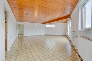 À la recherche d’un appartement spacieux à distance de marche de la plage, des commerces et des transports en commun?<br /><br />Découvrez cet appartement lumineux avec trois chambres, situé au premier étage d’une petite résidence au Zeelaan 26 à La Panne. Emplacement central, à deux pas de la mer et du cœur commercial de la commune.<br />L’appartement se compose d’un hall d’entrée, d’un grand séjour lumineux, d’une cuisine séparée, d’un débarras, de trois chambres confortables, ainsi que d’une salle de bain moderne équipée d’une baignoire, de deux lavabos et de toilettes séparées.<br />L’intérieur nécessite un rafraîchissement ou une rénovation, mais offre une base solide avec beaucoup de potentiel.<br /><br />POINTS FORTS :<br />- Emplacement central<br />- Grand séjour lumineux<br />- Trois chambres spacieuses<br />- Opportunité intéressante de rénovation