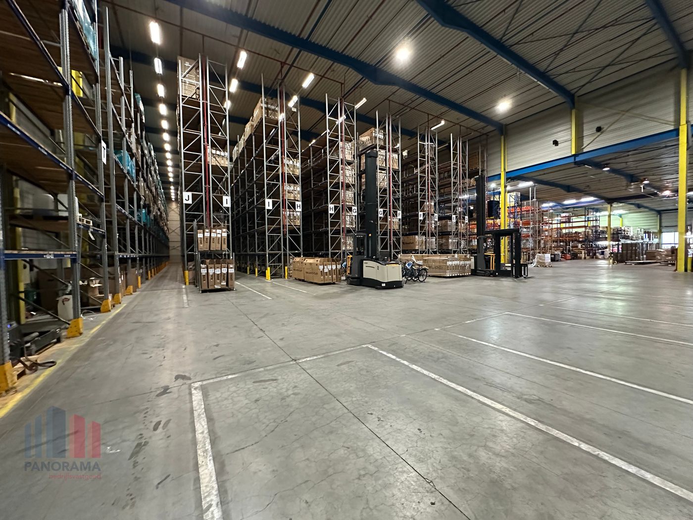 HOOGBOUWMAGAZIJN van 3.875 m² te huur in Wielsbeke. - photo 1