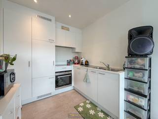 <strong>INSTAPKLAAR </strong>nieuwbouwappartement (2019), <strong>VOLLEDIG AFGEWERKT</strong> met <strong>DUURZAME MATERIALEN</strong> en met aandacht voor <strong>LICHT</strong>, <strong>COMFORT </strong>en <strong>ENERGIEZUINIGHEID</strong>!<br />Uiterst <strong>GUNSTIGE LIGGING </strong>aan de rand van het centrum met alle <strong>FACILITEITEN OP WANDELAFSTAND</strong>.<br />Extra troef is de aanwezigheid van een knus <strong>ZUIDWEST GEORIËNTEERD TERRAS </strong>en de <strong>RUIME KELDERBERGING </strong>(inbegrepen in de prijs). <br /><br />De <strong>INDELING </strong>gaat als volgt: we betreden het appartement via de ruime inkomhal met doorgang naar de LICHTRIJKE LEEFRUIMTE MET OPEN KEUKEN. Van hieruit krijgen we via het schuifraam toegang tot het zonnige terras. Via de hall krijgen we ook toegang tot de ingerichte badkamer (voorzien van douche, toilet en enkele wastafel) en de UITERST RUIME SLAAPKAMER. In de kelder bevindt zich nog een privatieve berging die toegankelijk is via de oprit (ideaal voor het binnenbrengen van een fiets, ...).<br /><br />Adres: Aalststraat 62-64 bus 102 - Oudenaarde<br />Huurprijs: € 725/mnd + € 50/syndic<br />Beschikbaar vanaf 1 augustus 2026<br />EPB: E50 (96 kWh/m²)