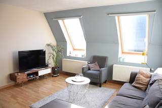 Bekijk het virtueel bezoek via www.living-stone.be en plan jouw bezoek in.Gelegen op de 1ste verdieping te bereiken per trap.Dit stijlvolle...