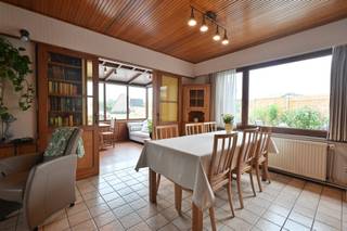 <p><span>Op zoek naar een woning met karakter, ruimte en potentieel op een rustige, landelijke locatie, en toch vlak bij Leuven?</span><span> </span></p><p><span>Deze charmante woning, oorspronkelijk gebouwd in </span><span>1933</span><span> en grondig gerenoveerd in </span><span>1972</span><span>, biedt een aangename combinatie van ruimte, licht en praktische indeling.</span></p><p><span> </span></p><p><span>De woning is gelegen op een mooi perceel van </span><span>4 are 40 ca</span><span> in het pittoreske </span><span>Wakkerzeel</span><span>, een landelijke deelgemeente van Haacht, op amper </span><span>4 km van Wijgmaal en Leuven</span><span>. Een ideale ligging voor wie wil genieten van rust en groen, zonder de nabijheid van de stad op te geven.</span></p><p><span> </span></p><p><span>Bij het betreden van de woning valt meteen de </span><span>lichtrijke veranda/zithoek</span><span> op. Deze aangename ruimte doet dienst als inkom en vormt een sfeervolle overgang naar de woning. De </span><span>ruime leefruimte</span><span> sluit hier mooi op aan en geniet dankzij de veranda van een aangename lichtinval.</span></p><p><span>De keuken beschikt over een </span><span>gezellige, lichtrijke eethoek met praktische inbouwkasten</span><span>. Een bijzondere troef is het glaswerk in het plafond, dat zorgt voor extra natuurlijke lichtinval. Dit is bovendien voorzien van een </span><span>elektrisch bedienbare screen</span><span>, zodat het comfort op zonnige dagen optimaal blijft.</span></p><p><span>Op het gelijkvloers bevinden zich verder een </span><span>praktische bijkeuken/wasplaats</span><span> en een </span><span>tweede, kleinere berging</span><span>, wat zorgt voor de nodige opbergruimte en functionaliteit in het dagelijkse leven.</span></p><p><span>De eerste verdieping beschikt over </span><span>drie slaapkamers</span><span> en een badkamer, uitgerust met een </span><span>bad, douche en toilet</span><span>. Op de </span><span>zolderverdieping</span><span> bevindt zich nog een </span><span>vierde slaapkamer</span><span>, waardoor de woning in totaal vier volwaardige slaapkamers biedt. De zolderverdieping biedt daarnaast mogelijkheden voor wie extra hobby-, werk- of bergruimte wenst.</span></p><p><span>Aansluitend aan de woning bevindt zich een </span><span>garage</span><span>, aangevuld met een </span><span>tuinhuis</span><span>. De buitenomgeving is zonder twijfel één van de grote troeven van deze eigendom. De tuin is een ware </span><span>weelde aan bloemen en planten</span><span> en vormt een groene, sfeervolle plek waar men in alle rust kan genieten van het buitenleven.</span></p><p><span>De woning beschikt over een </span><span>EPC-attest met label D</span><span>. Dit betekent dat er </span><span>geen renovatieverplichting</span><span> van toepassing is. De woning is vandaag perfect bruikbaar, maar is </span><span>wel toe aan een grondige opfrisbeurt</span><span>, waardoor nieuwe eigenaars hier volop hun eigen woonstijl en ideeën kunnen realiseren.</span></p><h3><span> </span></h3><h3><span>Troeven op een rij:</span></h3><ul><li><span>Karaktervolle woning, gebouwd in </span><span>1933</span></li><li><span>Grondig gerenoveerd in </span><span>1972</span></li><li><span>4 slaapkamers</span><span>: 3 op de eerste verdieping + 1 op zolder</span></li><li><span>Lichtrijke veranda/zithoek als inkom</span></li><li><span>Aangename leefruimte aansluitend op de veranda</span></li><li><span>Keuken met lichtrijke eethoek en inbouwkasten</span></li><li><span>Glaswerk in het plafond met </span><span>elektrische screen</span></li><li><span>Bijkeuken/wasplaats</span></li><li><span>Extra berging</span></li><li><span>Badkamer met </span><span>bad, douche en toilet</span></li><li><span>Garage en tuinhuis</span></li><li><span>Prachtige, groene tuin vol bloemen en planten</span></li><li><span>Perceel van </span><span>4 are 40 ca</span></li><li><span>EPC-label D – geen renovatieverplichting</span></li><li><span>Gelegen in het landelijke en pittoreske </span><span>Wakkerzeel (Haacht)</span></li><li><span>Op slechts </span><span>4 km van Wijgmaal/Leuven</span></li></ul><p><span> </span></p><p><span>Een woning met een authentieke uitstraling, een praktische indeling en bijzonder veel potentieel, gelegen op een rustige en groene locatie vlak bij Leuven.</span><span> Ideaal voor wie op zoek is naar ruimte, tuin en landelijke charme, en tegelijkertijd de mogelijkheid wil hebben om de woning verder naar eigen smaak op te frissen.</span></p><p><span> </span></p><p><span>Plan vandaag nog uw bezoek bij Sonja Van Meeuwen (BIV 514142) op het nummer 0495/52 00 99 en ontdek zelf de troeven van deze mooie woning! </span></p><p><span> </span></p>