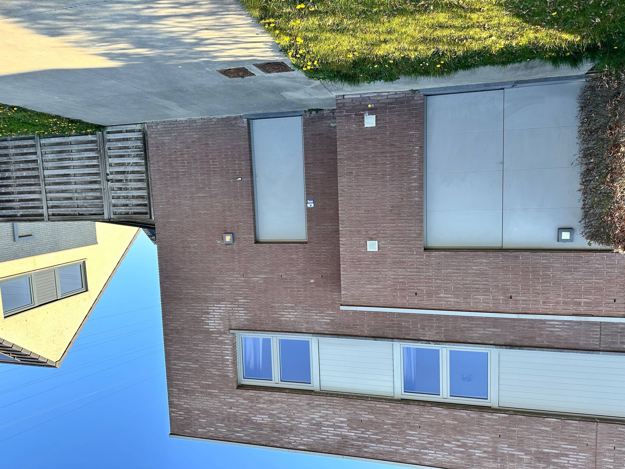 Halfopen woning met 3 slaapkamers en tuin te huur in Roeselare - foto 2