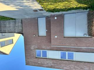 Halfopen woning met 3 slaapkamers en tuin te huur in Roeselare <br /><br />Deze charmante halfopen woning is rustig gelegen in een aangename woonwijk en is onmiddellijk beschikbaar.<br /><br />Indeling gelijkvloers<br /><br /><ul><li>Inkomhal met apart gastentoilet<br /><br /></li><li>Ruime en lichtrijke woonkamer<br /><br /></li><li>Praktische keuken met aansluitende wasplaats<br /><br /></li><li>Terras met zonnige tuin en tuinberging<br /><br /></li><li>Handig poortje langs de voorzijde voor directe toegang tot de tuin<br /><br />Eerste verdieping<br /><br /></li><li>3 volwaardige slaapkamers (voorzien van gordijnen) met parketvloer<br /><br /></li><li>Apart toilet<br /><br /></li><li>Badkamer met ligbad én douche<br /><br />Deze woning combineert comfort, ruimte en een rustige ligging — ideaal voor gezinnen of koppels die op zoek zijn naar een fijne thuis.<br /><br />💶 Huurprijs: €1.075 per maand<br /><br />📍 Adres: Hof van Deynze 13, 8800 Roeselare<br /><br />📅 Beschikbaar: onmiddellijk<br /><br />Interesse? Neem gerust contact op voor meer info of een bezoek!</li></ul>