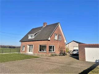 Pittige huurprijs? Dat gaan we niet ontkennen. Maar het is dan ook een specialleke. Je huurt namelijk niet enkel een woning met 5 potentiële slaapkamers, maar ook een weide van zo’n 4500m² en een bijgebouw van 600 m². <br /><br />Is de weide net iets teveel van ’t goeie, en wil je enkel de woning met hal/stal huren? No problemo, de weide is optioneel. De huurprijs (zonder weide) bedraagt dan 1500 EUR/maand.<br /><br />De woning is niet nieuw, maar netjes onderhouden. Fijn toch? De eigenaar heeft recent nog een nieuwe keuken geplaatst, en de woning voorzien van een kleine update. Je kan er dus zo in. <br /><br />Indeling:<br />Een fijne binnenkomer, zo’n lichte traphal. Meteen links komen we in een kamer die dienst kan doen als gelijkvloerse slaapkamer, of prima in te richten is als kantoor. Aan de andere kant is de woonkamer. Check die grote ramen, dus erg veel lichtinval en heerlijk zicht op de groene omgeving. Je maakt het extra gezellig met de kachel.<br /><br />Aansluitend is de keuken. Deze werd dus vernieuwd, en is instapklaar. En…je kan de afwas doen met zicht op je paarden. Of geiten. Of schapen. Of een halve dierentuin. De weide is alleszins groot genoeg. <br /><br />Verder vinden we nog een apart toilet, een badkamer met bad, douche en badkamermeubel en tenslotte nog een riante wasplaats/bergruimte. Boven deze wasplaats is nog een extra zoldertje.<br /><br />Op de 1ste verdieping zijn 4 slaapkamers, telkens voorzien van ingebouwde kasten. Ook is hier nog een extra toilet met wastafel. <br /><br />Het totale perceel heeft een oppervlakte van 7600m². Daar kan je iets mee, toch? Achter de woning werd de tuin verhard, dus ideaal voor laden en lossen in het bijgebouw. Het bijgebouw is trouwens bijkomend geïsoleerd, en beschikt over 4 paardenboxen met watertoevoer. Krachtstroom is ook aanwezig in het gebouw. Tenslotte is er nog een aparte garage.<br /><br />Ter info: het is niet mogelijk om een bedrijfsactiviteit uit te voeren in het bijgebouw.