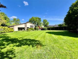 de Huisleverancier verwelkomt je graag in deze ruime, vrijstaande woning. Met een totale bewoonbare oppervlakte van 350 m² en een perceel van...