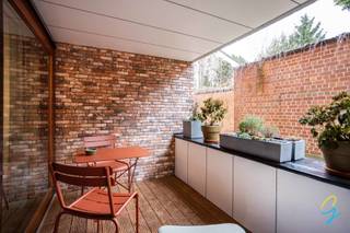 Dit aangename appartement is gelegen in het centrum van Geraardsbergen, nabij de markt.Het heeft een bewoonbare oppervlakte van 71m², aansluitend een...