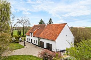 We Invest Hesbaye vous propose cette maison 4 façades située à Ville-en-Hesbaye, implantée sur une magnifique parcelle de plus de 9.000...