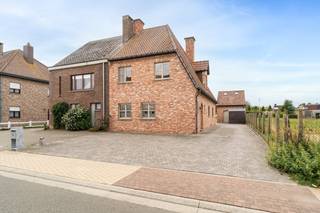 <p>In een aangename omgeving in Iddergem bevindt zich deze <strong>verzorgde halfopen woning</strong> op een perceel van <strong>730 m²</strong>. Met <strong>179 m² bewoonbare oppervlakte</strong>, drie slaapkamers, een garage en een mooie tuin biedt deze woning verrassend veel ruimte voor het hele gezin.</p><p>Op het gelijkvloers kom je binnen in een ruime leefruimte, waar de zithoek en eetplaats mooi in elkaar overvloeien. De houten balken, haardpartij en warme materialen zorgen voor een gezellige uitstraling, terwijl de grote raampartijen voor veel natuurlijk licht en een fijne verbinding met de tuin zorgen.</p><p>Aansluitend bevindt zich de <strong>ruime keuken met eethoek</strong>, voorzien van heel wat kastruimte en werkoppervlak. Ook hier geniet je van veel licht en zicht op het groen rondom de woning.</p><p>Op de verdieping bevinden zich <strong>drie volwaardige slaapkamers</strong> en de badkamer. Daarnaast zorgen de garage en bijkomende bergruimte voor het nodige praktische comfort.</p><p>Ook buiten heeft deze woning heel wat te bieden. De <strong>ruime tuin</strong> vormt een aangename plek om te ontspannen, te spelen of gezellig buiten te tafelen en biedt voldoende privacy en groen.</p><p>Met haar <strong>EPC-label C</strong>, mooie volumes en verzorgd karakter is dit een woning die een sterke basis combineert met heel wat wooncomfort.</p><p>Een fijne gezinswoning voor wie op zoek is naar <strong>ruimte, een mooie tuin en een rustige woonomgeving in Iddergem</strong>.</p><p><strong>Contacteer Chiara voor meer informatie of een bezoek ter plaatse.</strong></p>