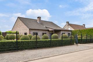 Traditioneel gebouwde villa van 1992 in een residentiële buurt met weinig doorgaand verkeer, doch met vlotte toegang tot alle nuttige voorzieningen.<br /><br />Gelijkvloers : <br />- Inkomhal<br />- Gezellige en lichtrijke woonkamer<br />- Keuken met zowel werkblad als vaststaande tafel in natuursteen, het brede schuifraam geeft toegang tot het overdekt terras<br />- Badkamer met douche, ligbad en lavabomeubel<br />- 2 slaapkamers<br />- Wasplaats / technische ruimte<br />- Toilet<br /><br />Verdieping :<br />- Grote afgewerkte ruimte <u><strong>idea<strong>al </strong>voor bijkomende slaapkamers,</strong></u> hobbyruimte, bureel, opslag,…<br />- Toilet<br /><br />De woning heeft een zeer degelijke structuur en werd kwalitatief afgewerkt.<br />EPC score D, de aanwezige dakisolatie kon helaas niet bewezen worden.<br />PVC raamwerk met dubbele beglazing, rolluiken en vliegenramen.<br />Centrale verwarming op aardgas.<br />In 2024 werden er 14 zonnepanelen en 2 thuisbatterijen geplaatst met een totaalvermogen van 10kW,<br />in combinatie met een FlexiO-systeem voor automatische energie-optimalisatie.<br />Alsook een warmtepompboiler voor warm water en een laadpaal voor uw wagen.<br /><br />De Zuidgerichte tuin met aangelegde beplanting, automatische beregening, pergola en verwarmd zwembad zorgen voor een permanent vakantiegevoel.<br />Naast de woning is er nog een overdekte ruimte (30 m²) ideaal voor familiefeestjes of extra berging.<br />4 buitencamera’s zorgen voor een veilig gevoel.<br /><br />Achteraan in de tuin staat een grote dubbele garage die momenteel ingericht is als studio.<br />Voor de garage kunnen 2 auto’s gestald worden onder een carport.<br /><br />Troeven:<br />+ Ligging<br />+ Klassieke en degelijke bouw<br />+ Vele extra’s<br /><br />Bekijk de interactieve grondplannen via www.wijns.be (detailpagina).<br /><br />Info / afspraak: 0473/33.33.02 | bart@wijns.be <br />