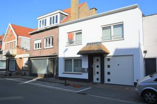 Moderne, stijlvolle woning in uitstekende staat, aantrekkelijk gelegen in het "Oude Knokke" op de Graaf Jansdijk, dichtbij het woonerf...