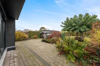 koop: open bebouwing in Bornem, vlak bij de rust en het groen van de Scheldedijken.
<p> </p>
<p>Deze charmante woning in de Weertstraat combineert comfortabel gelijkvloers wonen met een prachtig aangelegde tuin. Gelegen in een groene omgeving, op korte afstand van het centrum, scholen en openbaar vervoer, biedt dit huis een ideale balans tussen rust en bereikbaarheid. De open indeling en praktische voorzieningen maken het een aangename plek om te wonen.</p>
<p> </p>
<p>Belangrijkste ruimtes:<br />• Ruime woonkamer met veel lichtinval en zicht op de tuin<br />• Tweede woonkamer met inbouwcasette<br />• Volledig ingebouwde keuken met inductiekookplaat, oven, microgolf, vaatwasser, koelkast en diepvries<br />• Twee slaapkamers, waarvan één met ingemaakte kasten<br />• Badkamer met douche, toilet en wastafel in meubel<br />• Berging met aansluiting voor wasmachine, technische ruimte en ingemaakte kasten<br />• Inkomhal met vestiaire</p>
<p> </p>
<p>Troeven:<br />• Prachtig aangelegde tuin<br />• Comfortabel gelijkvloers wonen<br />• Rustige ligging nabij de Scheldedijken</p>
<p> </p>
<p>Neem vandaag nog contact op met je ERA-makelaar voor een bezoek.</p>
<p> </p>
<p>JOUW DROOMHUIS. ZO GEVONDEN!</p>