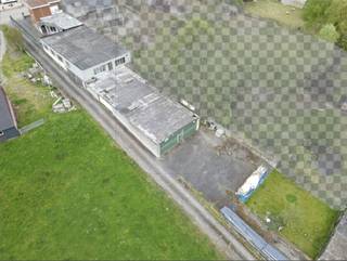 Ruimte, mogelijkheden en wonen/werken perfect gecombineerd...dit is geen doorsnee eigendom.<br />Deze unieke eigendom omvat een indrukwekkende loods van ca. 550 m² in combinatie met een zeer ruime woning. Ideaal voor zelfstandigen, ondernemers of wie op zoek is naar aanzienlijke opslag- of werkruimte aan huis.<br />De loods is perfect geschikt als werkplaats, atelier of opslagruimte.<br />De woning beschikt over vier zeer ruime slaapkamers en biedt tal van mogelijkheden om ze volledig naar eigen smaak in te richten. De ramen en deuren werden reeds vernieuwd, wat bijdraagt aan het wooncomfort. Daarnaast zorgt o.a. het elektrisch hek voor extra veiligheid en privacy.<br />Kortom, een zeldzame opportuniteit voor wie op zoek is naar veel ruimte en flexibiliteit, met de mogelijkheid om wonen en werken naadloos te combineren. Een uniek pand in de streek dat zeker uw aandacht verdient.