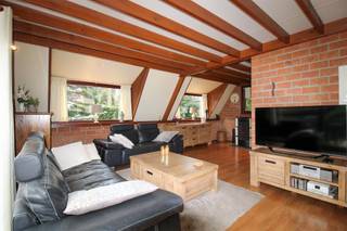 <p><span>Op het recreatiedomein Sonnevijver in Rekem is deze vakantiewoning op zoek naar nieuwe vakantiegangers!</span></p><p><span>Het vakantiepark ligt in een rustig en mooi natuurgebied omgeven door groen met vennen en vijvers.</span></p><p><span>De regio staat bekend als een waar fietsparadijs! Ook voor visliefhebbers zijn er voldoende plaatsen om hun hengel uit te werpen. </span></p><p><span>Daarnaast zijn Lanaken, Maastricht, Genk, Hasselt of Maasmechelen met zijn alom bekende Maasmechelen Village vlot bereikbaar!</span></p><p><span> </span></p><p><span>Deze fantastische chalet die wij u mogen aanbieden, beschikt gelijkvloers over een gezellige woonkamer met keuken in u-vorm. </span></p><p><span>De keuken is comfortabel uitgerust met o.a. een vaatwasser, combi-oven, inbouwkoelkast, inductiekookplaat met dampkap en spoelbak. </span></p><p><span>Ook de badkamer is gelijkvloers en heeft een toilet, wastafel en douche. De ruimte onder de trap wordt verder optimaal benut voor extra stockage!</span></p><p><span> </span></p><p><span>De eerste verdieping is ingericht met 2 slaapkamers, beide met inbouwkasten. De kleine overloop biedt ook nog een vestiaire ruimte. </span></p><p><span> </span></p><p><span>De buitenberging biedt plaats aan de elektrische warmwaterboiler (20025) en aansluiting voor uw wasmachine.</span></p><p><span> </span></p><p><span>Via het groot schuifraam in de leefruimte zijn het terras en de heerlijke tuin bereikbaar. Ook voor het parkeren van twee wagens is er voldoende plaats!</span></p><p><span> </span></p><p><span>Pluspunten:</span></p><p><span> </span></p><p><span>- EPC label D dus geen verplichting om energetisch te renoveren</span></p><p><span>- Prachtig perceel met voldoende privacy en parkeergelegenheid</span></p><p><span> </span></p><p><span>Bijzonderheden:</span></p><p><span> </span></p><p><span>- Erfpachtvergoeding: Definitieve van 2025 3214,7 en voorlopige van 2026 €3352,74 (indexeerbaar). </span></p><p><span>- Beheersvergoeding: Definitieve van 2025 691.65 /jaar en voorlopige van 2026 €721.35 (incl. 21% BTW indexeerbaar). </span></p><p><span>- Geen domicilie mogelijk.</span></p><p><span>- Geen hypothecair krediet mogelijk.</span></p><p><span> </span></p><p><span>Wenst u meer info of een bezoek ter plaatse dan kan u ons contacteren op het nummer 0484/35.70.31 of via mail naar diana@jemar.be!</span></p><p><span> </span></p><p><span> </span></p>