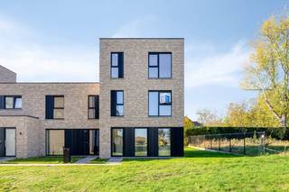 Moderne halfopen nieuwbouwwoning op 263m2 in een nieuwe kindvriendelijke verkaveling in het centrum van Herzele. Het project bestaat uit 32 nieuwbouwwoningen, allen ontworpen met moderne architectuur. Woning 17: Op het gelijkvloers beschikt de woning over een ruime leefruimte met open keuken, een bergplaats en een inkom met gastentoilet. Op de eerste verdieping bevinden zich 3 slaapkamers, een bergruimte en een badkamer met bad en douche. Op de tweede verdieping is er een master bedroom met dressing en eigen douchekamer en een grote was/bergplaats. De woning is ondertussen in volle opbouw en staat op de planning om instapklaar af te werken. Zie jij jezelf hier wonen? Bel Ewout op 0497 588 888 of mail naar contact@huysmanbouw.be voor meer informatie. Meer info over het project op huysmanbouw.be