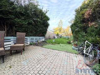 Een Zee van Ruimte, een Canvas voor Uw Dromen: Karaktervolle Woning met 4 Slaapkamers en Zonnige Tuin<br />Voelt u het ook?<br />De kriebel om een plek te vinden die écht als thuis voelt?💖<br />Een plek met karakter, een solide basis, en genoeg ruimte voor al uw dromen, uw gezin 👨‍👩‍👧‍👦 en uw toekomst.<br />Stop met zoeken. Deze uitzonderlijk ruime woning is geen doorsnee huis; het is een belofte. Een belofte van gezellige avonden, spelende kinderen in een veilige tuin en de vrijheid om uw eigen stempel te drukken. Met een beetje liefde en uw persoonlijke visie 🎨 transformeert u dit degelijke pand tot het warme nest dat u altijd al wilde.<br />Stel u de mogelijkheden eens voor...<br /><strong>🤍 Het Hart van de Woning: Leven op het Gelijkvloers</strong><br />Bij binnenkomst voelt u meteen de royale opzet. Dit is geen huis van krappe hoekjes, maar van ademruimte.<br /><strong>Een Warm Welkom</strong>: De <strong>ruime inkomhal</strong> 🚪 zet meteen de toon.<br /><strong>Ruimte om te Leven</strong>: De woning biedt een <strong>lichte voorplaats</strong> (ideaal als bureau 💻 of knusse zithoek 📚) en een <strong>aparte middenplaats</strong>, perfect voor een grote eettafel 🍽️ waar vrienden en familie samenkomen.<br /><strong>Culinair Potentieel:</strong> De aparte keuken 🍳 biedt alle mogelijkheden om uw droomkeuken te realiseren, met een praktische <strong>bijkeuken</strong> ernaast voor extra opslag en uw wasmachine 🧺.<br /><strong>Ongekend Praktisch:</strong> Een <strong>ruime, bijna droge kelder</strong> 📦 en <strong>diverse extra bergingen</strong> zorgen ervoor dat u nooit ruimte tekortkomt. Een apart toilet op het gelijkvloers is een must-have comfort.<br /><strong>🌳 Uw Privé Oase: De Gezellige Stadstuin</strong><br />Stap naar buiten via <strong>het terrasje</strong> ☕ en ontdek uw eigen, <strong>volledig afgesloten grastuin</strong>. Dit is uw privé-toevluchtsoord in de stad.<br />Een veilige speelplek voor de kinderen 🤸, een heerlijke plek voor een zomerse barbecue 🔥, of simpelweg een rustpunt om te genieten van de zon ☀️ met een goed boek. De gezelligheid van deze tuin is een pure bonus.<br /><strong>🌙 Rust en Privacy: De Verdiepingen</strong><br />Deze woning biedt plaats aan elk gezinslid, met maar liefst <strong>vier volwaardige, ruime slaapkamers</strong> 🛏️ verdeeld over twee verdiepingen.<br /><strong>Eerste Verdieping:</strong> Hier bevinden zich <strong>twee zeer ruime slaapkamers</strong>, badend in het licht.<br /><strong>Tweede Verdieping (Zolder):</strong> Onder het dak schuilen nog eens <strong>twee volwaardige kamers</strong>. Perfect voor tieners 🎧, een rustige thuiswerkplek, een hobbykamer of een luxueuze logeerkamer.<br /><strong>✨ De Details die het Verschil Maken</strong><br />Dit huis is meer than alleen stenen; het is een solide basis, klaar voor uw toekomst.<br /><strong>Solide Basis:</strong> Dit is een <strong>degelijke constructie</strong> 🛠️ die wacht op uw moderniseringsplannen. Het nodige "opfriswerk" 🖌️ is geen last, maar een kans om alles direct naar uw smaak te perfectioneren.<br /><strong>Warmte &amp; Comfort:</strong> Overal is <strong>centrale verwarming op aardgas</strong> 🔥 met een betrouwbare Vaillant brander.<br /><strong>Zorgeloos Parkeren:</strong> U hoeft nooit te zoeken naar een plekje dankzij de <strong>ruime parkeergelegenheid</strong> 🚗 <strong>direct voor de deur</strong>.<br /><strong>Slimme Timing:</strong> 💡 De woning is momenteel verhuurd (€850/maand), wat de wachttijd tot de akte dekt. Zodra de akte is verleden, komt de woning automatisch vrij voor uw eigen plannen.<br /><strong>Dit is uw kans om ruimte, karakter en potentieel te combineren op één adres. Wacht niet op de perfecte woning, maar creëer hem hier.<br />Voelt u de connectie? Neem vandaag nog contact op voor een persoonlijke rondleiding en laat u ter plaatse betoveren door de mogelijkheden.<br />📞Voor een bezoek, meer info of een bod, bel 056/705262 optie verkoop.</strong><br /><br /><u>Wettelijke info : </u><br />Stedenbouw : Geen beschermd monument, niet op inventaris , Vergund, Woongebied, Geen dagvaarding uitgebracht, Geen voorkooprecht ruimtelijke ordening aanwezig, Geen Verkaveling, geen overstromingsgebied, niet gelegen in afgebakend oevergebied, geen watergevoelige openruimtegebieden.<br />EPC : D -label, 329 kWh/m², met zonnepanelen te plaatsen bereik je al een C !<br />Asbest : Niet-Asbestveilig, 2 te verwijderen materialen 1 vensterbank en een cementbuis, tegen 2040<br />Elektriciteit : <br /><br /><br /> 