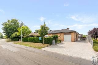 Ruime, rustig en topgelegen gelijkvloerse gezinswoning met garage en zonnige tuin. Zicht op groen!INDELING: inkomhal, apart gastentoilet, keuken met...