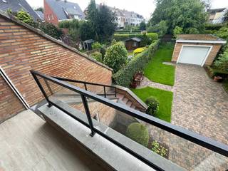 Deze ruime halfopen woning combineert comfortabel wonen met de mogelijkheid om een vrij beroep uit te oefenen. Het pand is gelegen in één van...