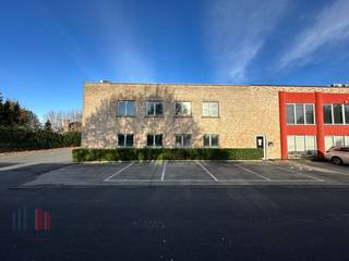 Uitstekend gelegen bedrijfsgebouw te huur in Kortrijk (Marke), op een strategische locatie vlak bij de R8 (Ring rond Kortrijk).Dit multifunctionele...