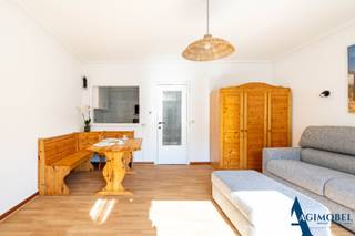 Knus appartement op de eerste verdieping met zicht op de parking ter hoogte winkelgalerij Lippenslaan-Leopoldlaan te Knokke<br />Geniet van een stijlvol appartement met 1 slaapkamer op een toplocatie, op slechts 50 meter van de zee en aan de achterkant van de Parmentierlaan in Knokke. Deze lichte ruimte biedt een open zicht en alles wat je nodig hebt voor een ontspannen verblijf, ideaal voor een verkwikkende onderbreking van het dagelijks leven. Het appartement omvat een inkomhal en apart toilet. De sfeervolle woonkamer geeft uit op een keuken met doorgeef luik . Er is een aparte slaapkamer en een badkamer met bad en wastafel. Een charmante pied-à-terre om te ontspannen en te genieten van de kust.<br />Het gebouw heeft een fietsenstalling. ( Ingang gebouw Parmentierlaan - geen lift aan de achterzijde)<br />Stedenbouwkundige informatie: vg-wg-Gmo-Gvkr-Gvv 