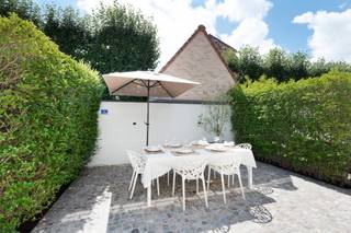 <p>Appartement élégant au rez-de-chaussée au cœur de Duinbergen...</p>
<p>Ce séduisant appartement allie le charme campagnard au confort moderne et se situe à quelques pas de la plage, de la gare et de divers commerces. La façade récemment rafraîchie reflète le soin apporté à l’immeuble et donne le ton de l’intérieur.</p>
<p>L’espace de vie lumineux et spacieux constitue le cœur du logement, avec une cuisine ouverte entièrement équipée qui s’intègre harmonieusement au coin salon confortable. De grandes baies vitrées laissent entrer la lumière naturelle et offrent une vue sur la terrasse récemment rénovée, exposée plein sud.</p>
<p>L’appartement comprend deux chambres de belle taille et une salle de bains élégante avec baignoire et douche à l’italienne. Un espace buanderie séparé ajoute une fonctionnalité supplémentaire.</p>
<p>Sa situation calme au sein d’un petit immeuble au caractère affirmé, combinée à la proximité de la plage, des dunes et des commodités, fait de cet appartement un lieu de vie agréable ainsi qu’un investissement intéressant ou une résidence secondaire de charme. Tout est prêt à emménager, vous permettant de profiter immédiatement de la vie côtière.</p>