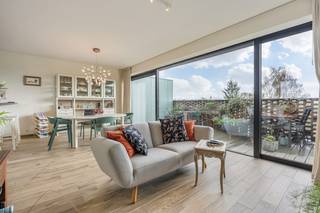 Dit ruim en rustig gelegen duplexappartement in Wilsele, net buiten Leuven, biedt een ideale combinatie van comfort, ruimte en bereikbaarheid. Met een bewoonbare oppervlakte van 135 m² woon je hier vlak bij winkels, scholen en belangrijke invalswegen en de op- en afrit van de E314, terwijl je tegelijk geniet van rust en een open, groen uitzicht dankzij de grote schuiframen in de leefruimte.<br /><br />Op de eerste verdieping kom je binnen in een aangename inkomhal met afzonderlijk gastentoilet en een open bureauruimte (vide) - perfect voor thuiswerk. Verder vind je hier drie slaapkamers, een koele berging, een ruime badkamer met inloopdouche, lavabomeubel en toilet, een wasberging en extra opbergruimte onder de trap.<br /><br />De bovenverdieping vormt het echte leefgedeelte van het appartement, met een volledig geïnstalleerde open keuken en een lichtrijke leefruimte met gezellige gashaard. Van hieruit heb je toegang tot het zuidgericht terras van ca. 20 m², waar je in alle rust kan genieten van zon en privacy en die voorzien is van een zonnewering.<br /><br />Ook op vlak van comfort en energie zit je hier goed, met onder andere vloerverwarming, zes privatieve zonnepanelen, een privatieve kelder, een regenwaterrecuperatie (aangesloten op de toiletten), een ventilatiesysteem en een gemeenschappelijke waterontharder. Voor eigenaren (bewoners) en bezoekers is er parking voorzien. Daarnaast is er de mogelijkheid tot het huren of aankopen van een autostaanplaats in de ondergrondse parking. Het gebouw beschikt bovendien over een gemeenschappelijke fietsenstalling en afvalruimte.<br /><br />Ben je bijgevolg op zoek naar een modern en instapklaar duplexappartement op een super locatie? Dan is dit een absolute aanrader! Voor een bezoek of extra informatie kan u rechtstreeks contact opnemen met Jan Schrijvers via 0495 18 95 81 of janschrijvers@immojanstas.be.<br /><br />Bijkomende info (EPC, bodemattest, elektriciteitsattest, enz...) kan U hier downloaden ↓