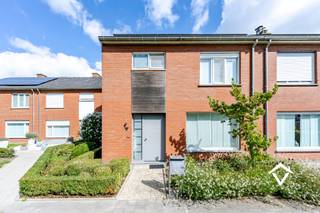 Deze instapklare, gerenoveerde woning is gelegen in een rustige kindvriendelijke woonwijk 'T Biezenhof. Met zijn topligging is het centrum van Roeselare, vele winkels, ontspanningsmogelijkheden en de autosnelweg nabij. <br /><br />De woning zelf beschikt over, op het gelijkvloers: voortuin - inkomhal - toilet - lichtrijke woonkamer - keuken met eiland en aparte berging - ruime wasplaats en garage met oprit - terras - tuin - tuinhuis - parkeerplaats voor de garage. <br />Op de eerste verdieping hebben we: 3 grote slaapkamers - badkamer met instapdouche en meubel. Toegang tot de geïsoleerde zolder. <br /><br />Troeven:<br />- Attest goedgekeurde elektriciteit. <br />- Regenwater 7.500l <br />- 12 Zonnepanelen, laadpaal aanwezig<br />- Rustige, optimale ligging<br />- Gunstig EPC<br />- Instapklaar! <br />- Rolluiken aanwezig<br /><br />Plan nu je bezoek in! Misschien wordt deze rustig gelegen woning wel uw droomwoning.