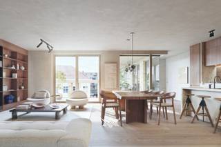 Dit drieslaapkamerappartement van 135.3 m² is gelegen op het tweede verdiep en de indeling is als volgt: een inkomhal met plaats voor een vestiairekast, een lichtrijke woonkamer met open keuken, een praktische berging, een afzonderlijk toilet, drie slaapkamers en twee badkamers. De twee terrassen hebben een gezamenlijke oppervlakte van 40,3 m² en kijken uit over het binnengebied en richting de Kaaistraat. <br /><br />Dit appartement bevindt zich in Stadshove, een nieuwe en hedendaagse woonplek gelegen pal in de kern van de Stad Deinze. Gelegen te midden de Markt van Deinze, combineert Stadshove haar zeer centrale ligging met een hoogwaardige, tijdloze architectuur met alle hedendaagse wooncomfort. Het is de ideale keuze voor wie comfortabel, energiezuinig en standingvol wil wonen vlakbij alle voorzieningen. De appartementen binnen Stadshove zijn ontworpen met zeer veel aandacht voor uiteenlopende woonwensen. Sommige bieden een prachtig uitzicht op de levendige Markt, terwijl andere zich richten op de rust van de binnentuin en het karaktervolle oude Stadhuis. <br /><br />Met zijn combinatie van een hedendaagse architectuur, hoogwaardige afwerking, zorgvuldig uitgedachte indelingen, future-proof technieken en een absolute topligging is Stadshove een nieuwbouwproject voor de bevoorrechte koper. Het belooft niet alleen een aangename woonplek te zijn, maar ook een nieuwe blikvanger op de Markt van Deinze.
