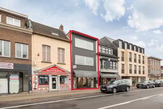 Dit opbrengsteigendom, bestaande uit een handelsruimte en gerenoveerd duplex appartement met 3 slaapkamers, bevindt zich midden in het centrum...