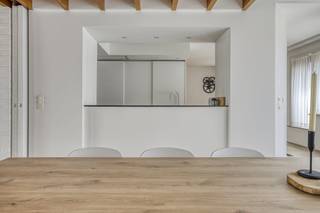 Deze centrumwoning biedt heel wat comfort, gelegen in het centrum van Waregem met voldoende parkeermogelijkheden achteraan. Afgewerkt met zeer kwalitatieve materialen, ingemaakte kasten, grote raampartijen en een prachtig terras van ca. 50m².De woning beschikt over 3 kamers (mogelijkheid tot 4de slaapkamer of bureau). Verder zijn er ook 2 badkamers, een kelder en zolder aanwezig. Twee garageboxen (automatische poort en elektriciteit aanwezig) verplicht aan te kopen voor elk € 25.000. INDELINGGelijkvloers: inkomhal, trap naar kelder. Lift of trap voorzien naar 1ste en 2de verdiep1ste verdiep: leefruimte met gashaard, terras (+- 50m²), open keuken (toestellen van Siemens, hall, toilet, slaapkamer 1 met aansluitend een badkamer (inloopdouche, dubbele lavabo en ligbad en toilet) 2de verdiep: slaapkamer 2, slaapkamer 3, slaapkamer 4/bureauruimte, badkamer (ligbad, lavabo en toilet), berging TROEVEN- EPC B - veel opbergmogelijkheden- kwalitatief afgewerkt en gerenoveerd in 2018!