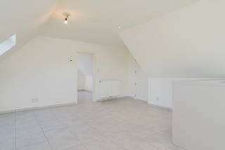 Hedendaags en comfortabel dakappartement met alle troeven voor aangenaam wonen. De lift brengt u rechtstreeks tot in het appartement, wat meteen zorgt voor comfort en privacy. U komt binnen in een lichtrijke leefruimte met een open keuken, volledig uitgerust met alle nodige toestellen.<br /><br />Het appartement beschikt over twee praktische bergingen, een apart gastentoilet en een afzonderlijke inkom via de trap. De ruime slaapkamer is voorzien van een handige dressingcorner en biedt rechtstreeks toegang tot de badkamer. Vanuit de slaapkamer bereikt u bovendien het grote dakterras, waar u in alle rust kan ontspannen en genieten van de buitenlucht.<br /><br />Achteraan het gebouw is een autostaanplaats inbegrepen in de huurprijs.<br /><br />Het appartement is vrij vanaf midden februari.<br />Gemeenschappelijke kosten: 30 euro.<br /><br /><br />Waarom net dit aanbod overwegen?<br /><br />-> lichtrijk appartement<br />-> leuke verzichten<br />-> goed geïsoleerd<br />-> EPC B<br />-> 2 bergingen<br />-> autostaanplaats<br />-> zonneterras<br /><br />Interesse, bel 0486 05 88 88<br />Geïnteresseerd? Vul eenvoudig het contactformulier in en we nemen spoedig contact op.