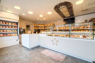 Dit commercieel gunstig gelegen handelseigendom werd tot voor kort uitgebaat als bakkerij.Bij het handelspand hoort een woning, gelijkvloers...