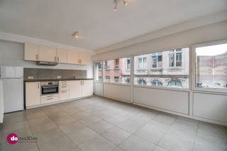 <p><span>Opbrengsteigendom met 3 appartementen en handelsruimte in het centrum van Mechelen</span></p><p><span> </span></p><p><span>Ben je op zoek naar een rendabele vastgoedinvestering op een absolute toplocatie? Dan is deze opbrengsteigendom in het centrum van Mechelen zeker een bezoek waard.</span></p><p><span> </span></p><p><span>Het gebouw bestaat uit drie appartementen, die praktisch en functioneel zijn ingedeeld. Elk appartement beschikt over een aangename leefruimte, een praktische keuken, een badkamer met wastafel, douche en toilet, en een aparte slaapkamer.</span></p><p><span> </span></p><p><span>Op het gelijkvloers bevindt zich bovendien een handelsruimte die momenteel verhuurd is. De combinatie van residentiële appartementen en een commerciële ruimte zorgt voor een mooie spreiding van de huurinkomsten en maakt dit pand bijzonder interessant voor investeerders.</span></p><p><span> </span></p><p><span>Dankzij de gunstige ligging, de verhuurmogelijkheden en het aantrekkelijke rendementspotentieel vormt dit gebouw een uitstekende investeringsopportuniteit voor wie op zoek is naar een opbrengsteigendom met toekomst.</span></p><p><span> </span></p><p><span>Contacteer ons voor meer informatie of een bezoek ter plaatse.</span></p><p><span> </span></p><p><span>015 20 36 00 - info@domoxim.be</span></p><p><span> </span></p><p><span>domoXim. Waar dromen thuis komen!</span></p><p><span> </span></p><p><span>Ook de waarde van je </span><span>eigen</span><span> woning kennen? Wij geven je graag advies.</span></p>